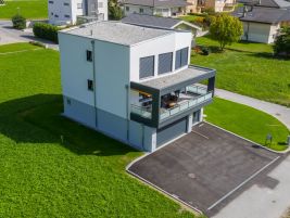 Terrasse mit bekiestem Pultdach