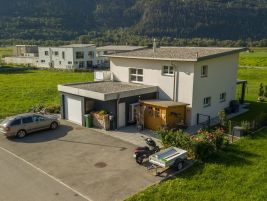 Garageneinfahrt und Haupteingang