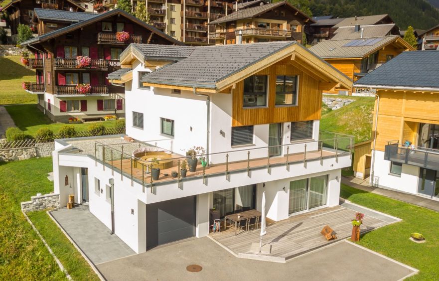 Satteldach mit grossem Balken im Obergeschoss