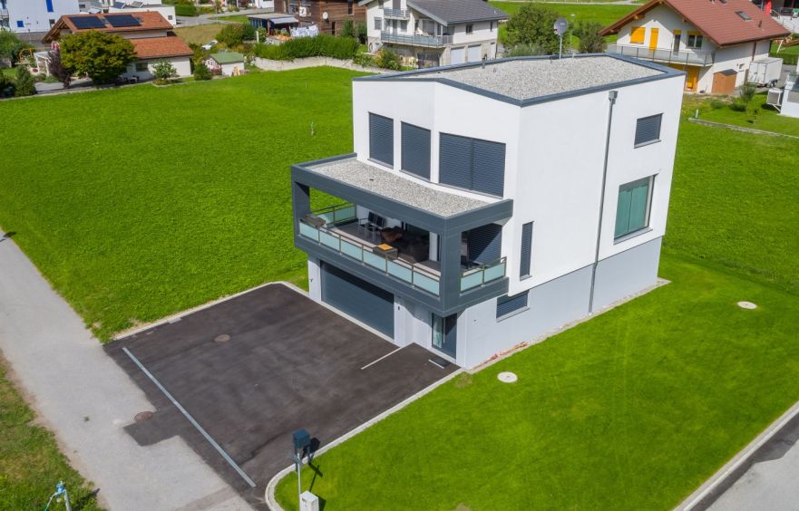 grosse Garage mit Abstellplätzen