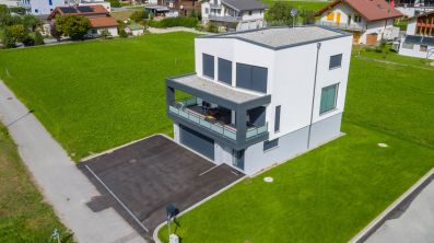 grosse Garage mit Abstellplätzen