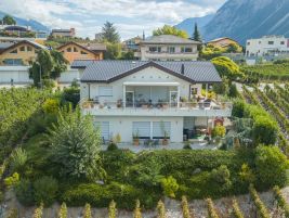 Grosse Terrasse im ersten Stock und Vorplatz im Erdgeschoss