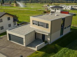 Garage mit Umgebung und Vorplatz