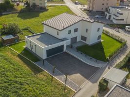 Garageneinfahrt mit Randsteinen