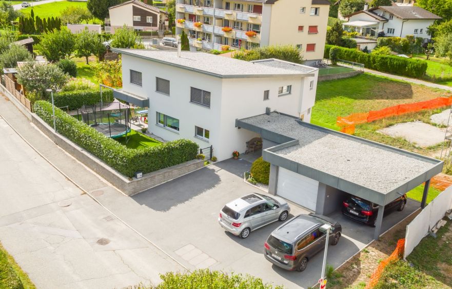 Garage mit Unterstand