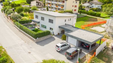 Garage mit Unterstand
