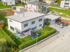 Garage mit Unterstand