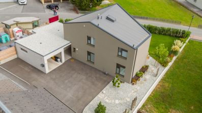 Garage mit trapezförmigen Haus